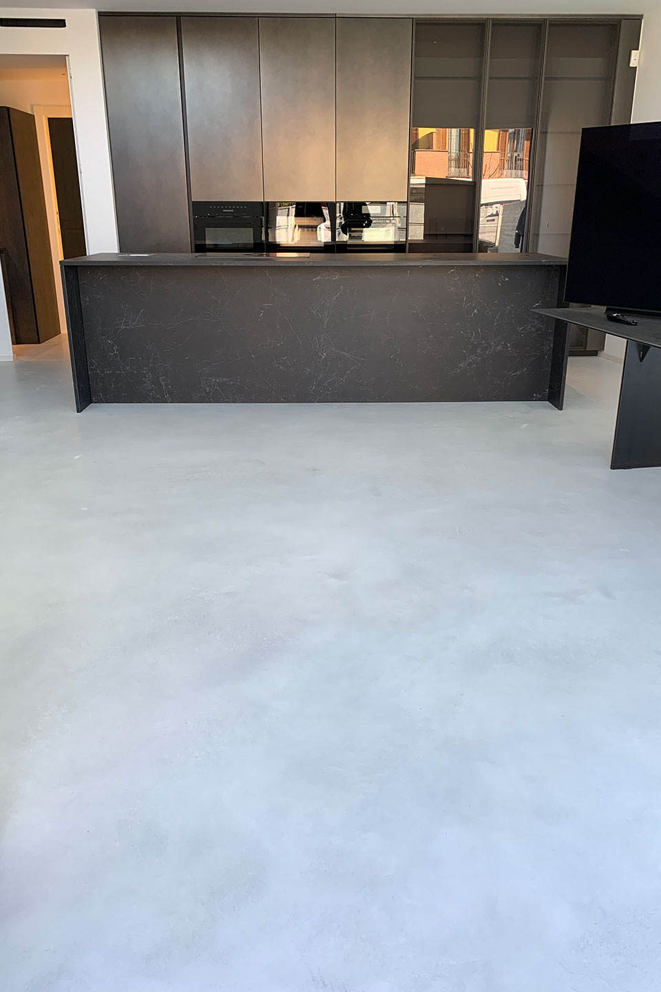 pavimento-rivestimento-microcemento-show-room-resicem